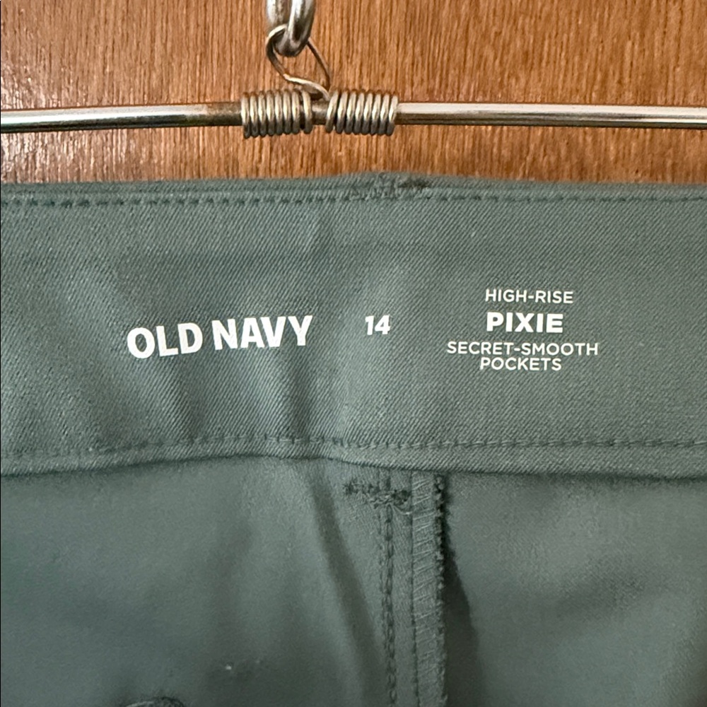Old Navy High-Rise Pixie Pants in Forest Green